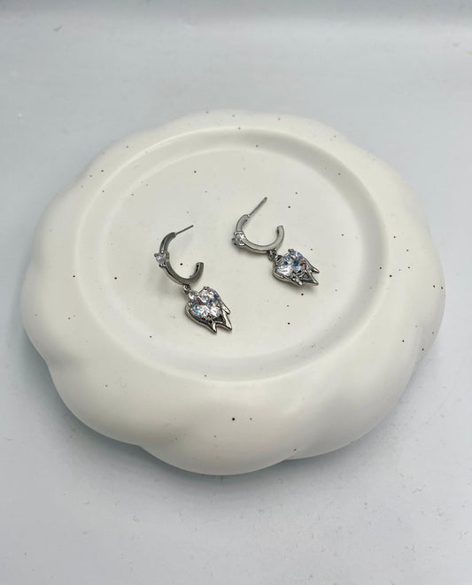 Zirkon Taş ve Kalp Baget Taş Detaylı Minimal Sallantılı Kalp Küpe