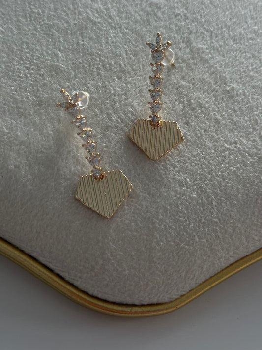 Zirkon Taş Ve Tırtık Plaka Detay Sallantılı Küpe (Pirinç Kaplama)