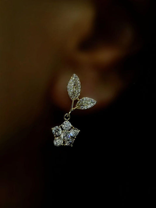 Zirkon Taşlı Yaprak Ve Çiçek Detay Sallantılı Çelik Küpe
