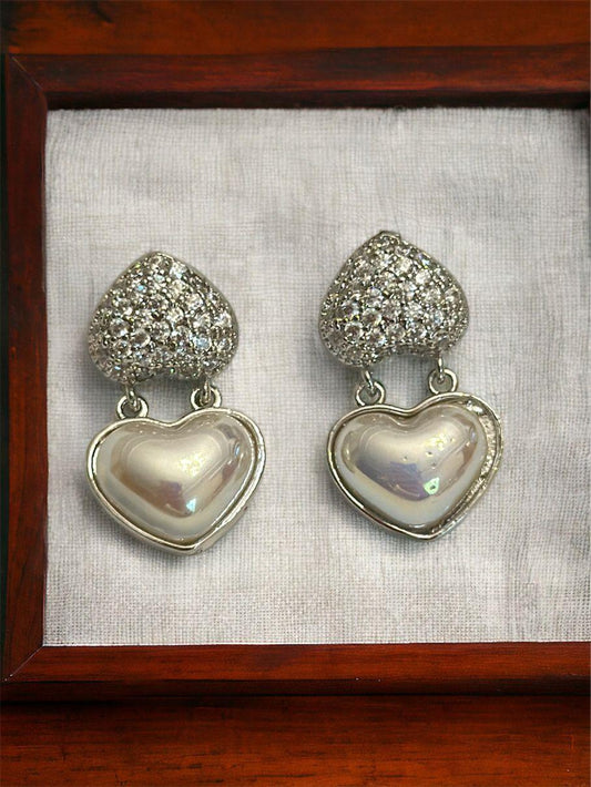 Zirkon ve Sedef Taş Detaylı Minimal Bombeli Kalp Küpe