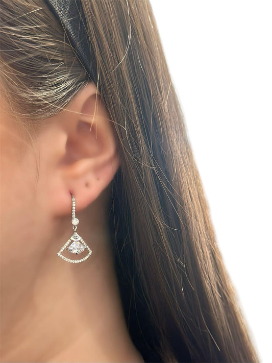 Zirkon ve Tek Taş Detaylı Sallantılı Gümüş Kaplama Minimal Üçgen Küpe