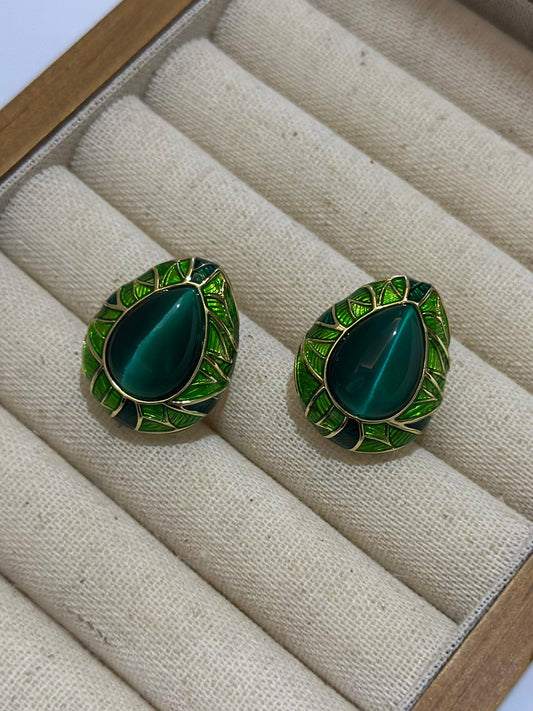 Zümrüt Yeşili Cam Taş Detaylı Oval Vintage Çelik Küpe